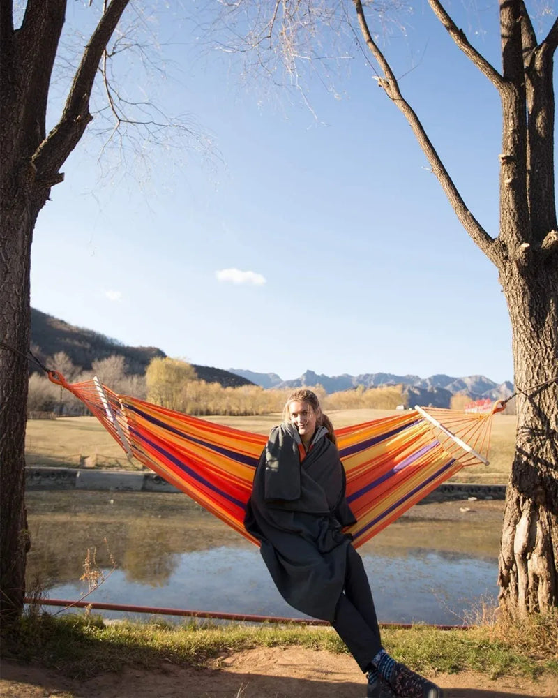Cargue la imagen en el visor de la galería, Hamaca plegable KingCamp portátil con palo de madera